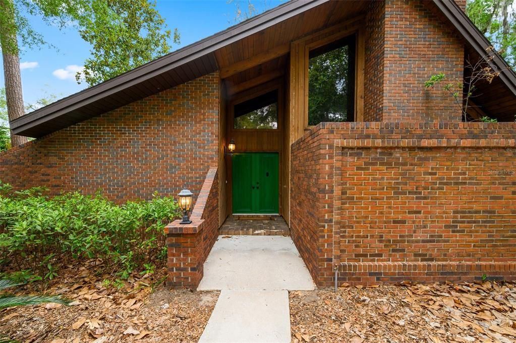 For Sale: $429,900 (3 beds, 2 baths, 1979 Square Feet)