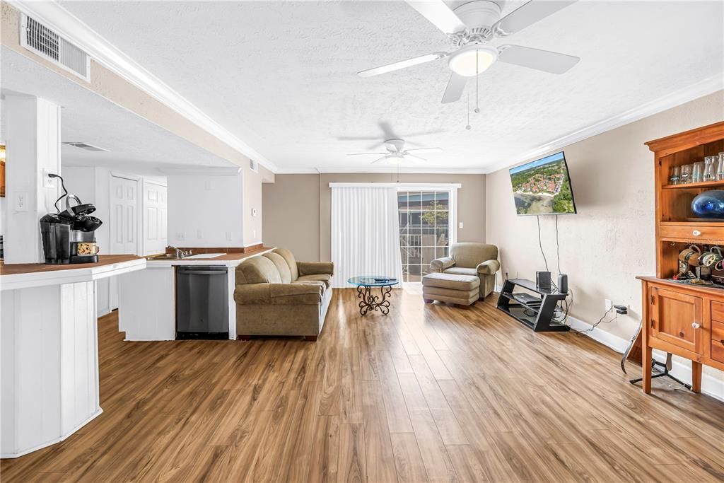 For Sale: $174,900 (2 beds, 2 baths, 1100 Square Feet)