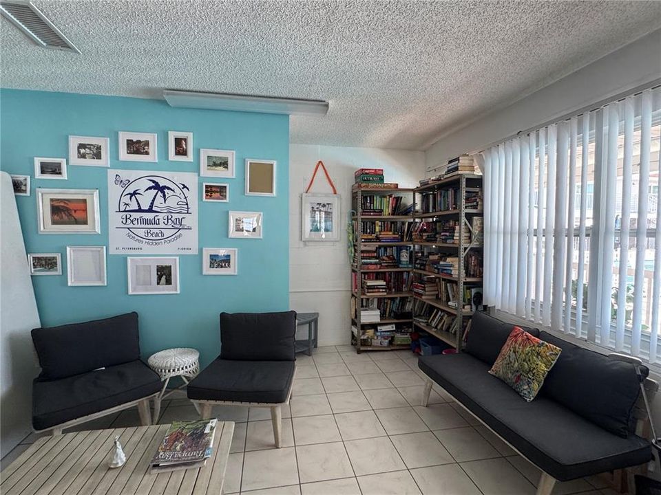 For Sale: $174,900 (2 beds, 2 baths, 1100 Square Feet)