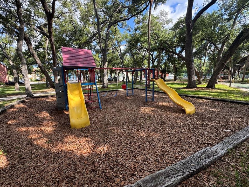 For Sale: $174,900 (2 beds, 2 baths, 1100 Square Feet)