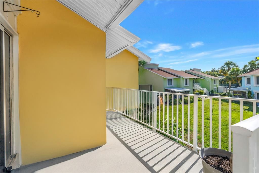 For Sale: $174,900 (2 beds, 2 baths, 1100 Square Feet)
