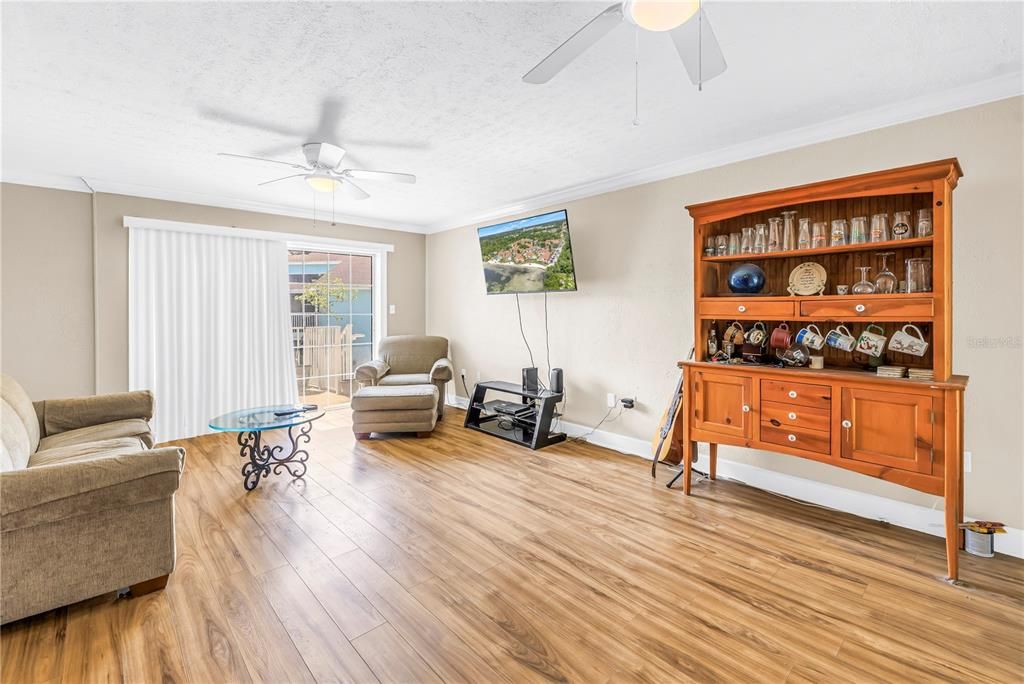 For Sale: $174,900 (2 beds, 2 baths, 1100 Square Feet)