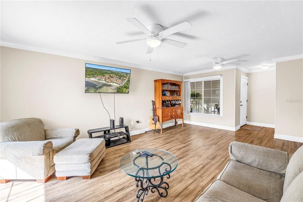 For Sale: $174,900 (2 beds, 2 baths, 1100 Square Feet)