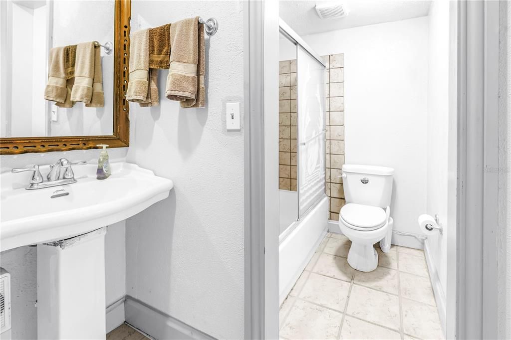 For Sale: $174,900 (2 beds, 2 baths, 1100 Square Feet)