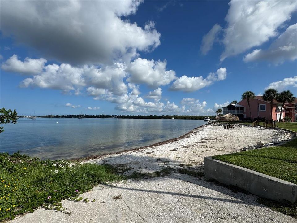 For Sale: $174,900 (2 beds, 2 baths, 1100 Square Feet)