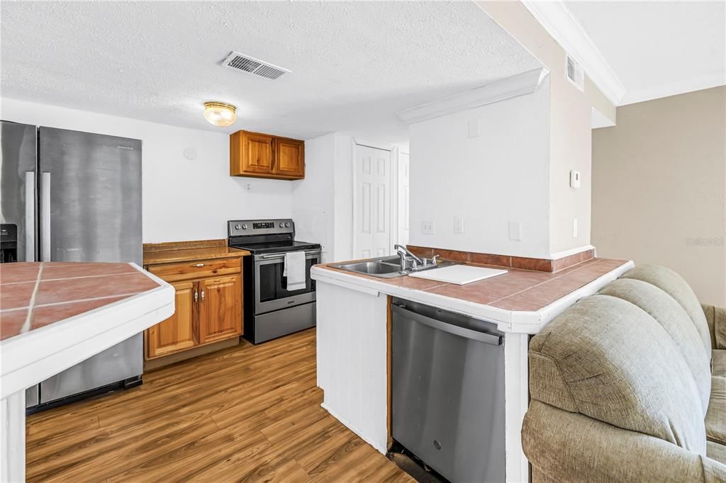 For Sale: $174,900 (2 beds, 2 baths, 1100 Square Feet)