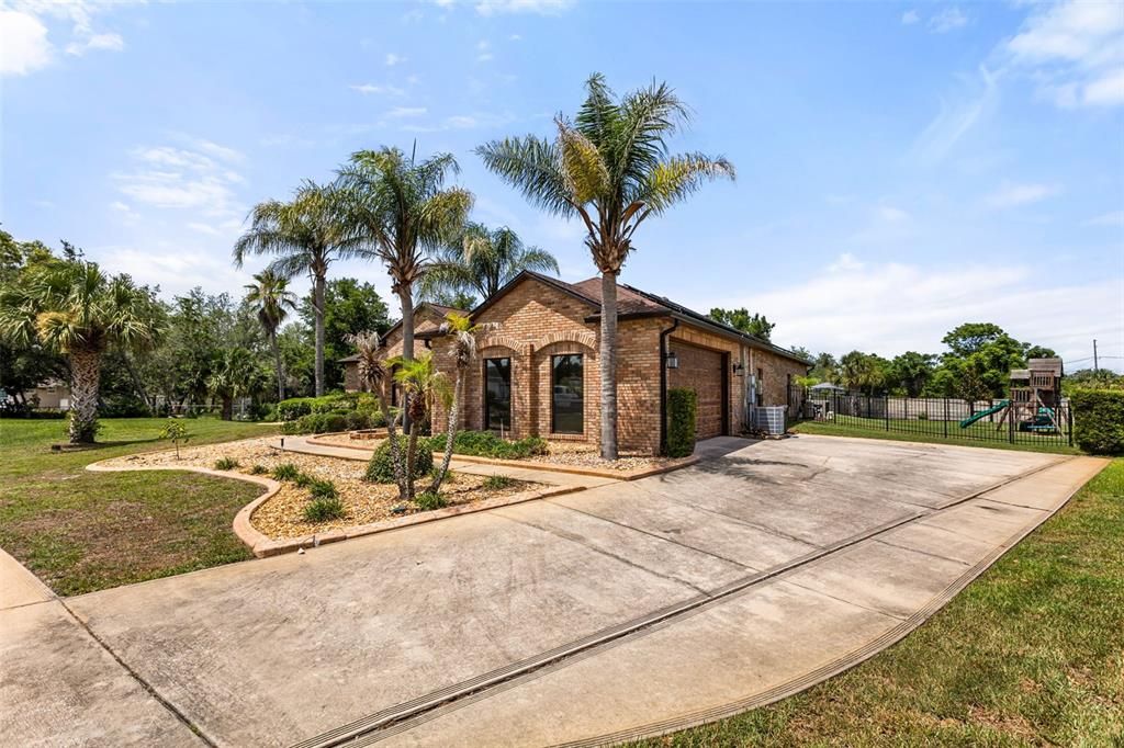 For Sale: $589,900 (3 beds, 3 baths, 2575 Square Feet)