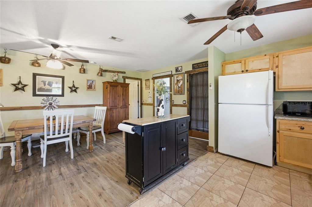 For Sale: $449,000 (2 beds, 2 baths, 1394 Square Feet)