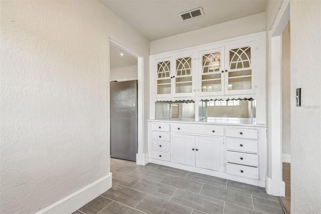 For Rent: $4,500 (5 beds, 2 baths, 3129 Square Feet)