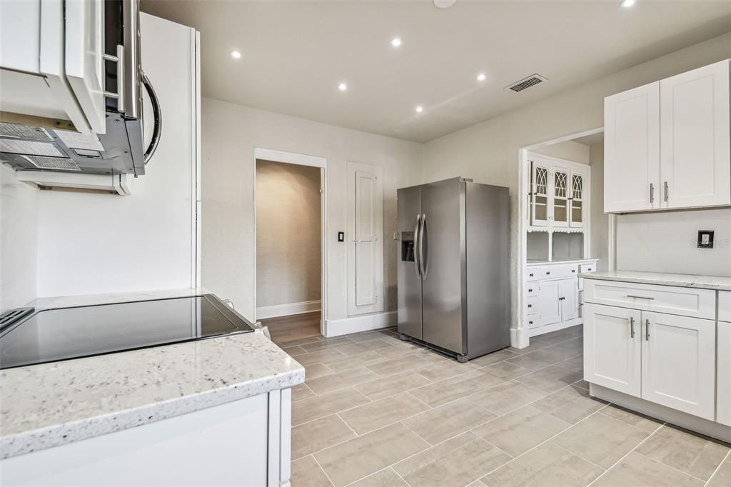 For Rent: $4,500 (5 beds, 2 baths, 3129 Square Feet)