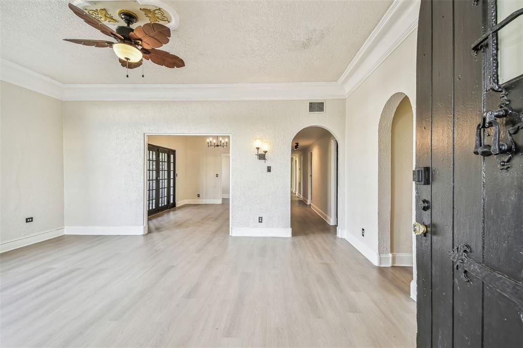 For Rent: $4,500 (5 beds, 2 baths, 3129 Square Feet)