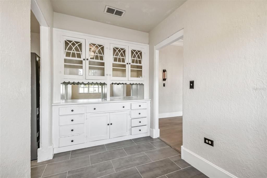 For Rent: $4,500 (5 beds, 2 baths, 3129 Square Feet)