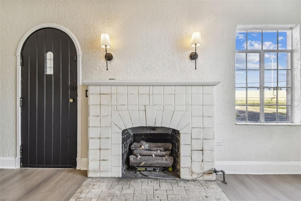 For Rent: $4,500 (5 beds, 2 baths, 3129 Square Feet)