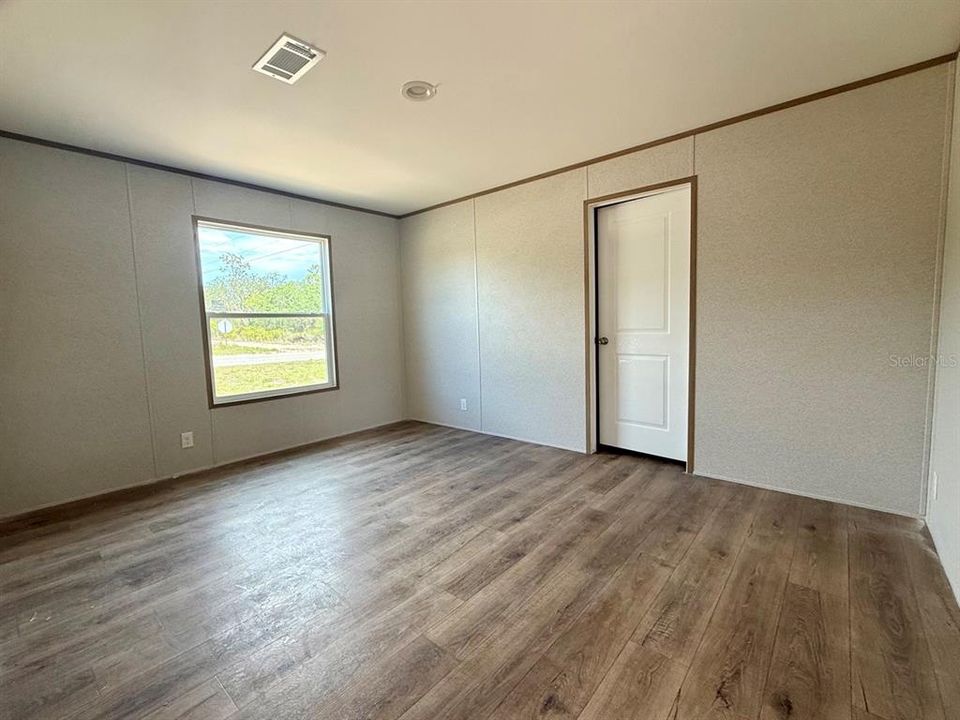 For Sale: $165,000 (3 beds, 2 baths, 1001 Square Feet)