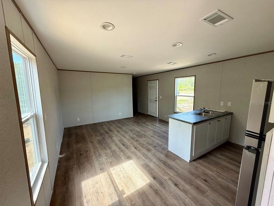 For Sale: $165,000 (3 beds, 2 baths, 1001 Square Feet)