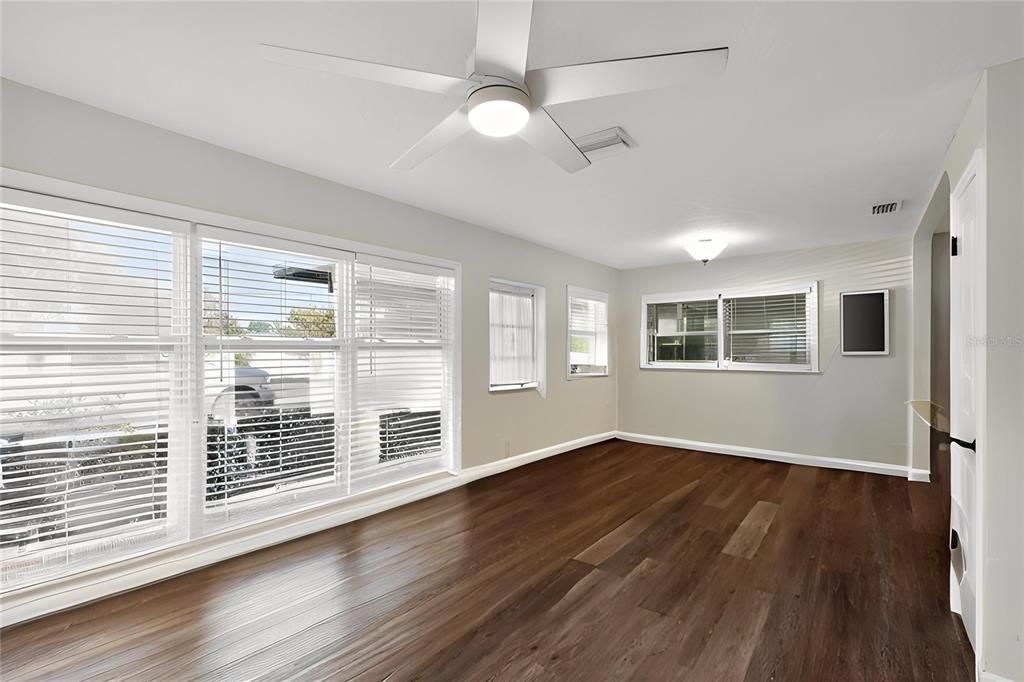 For Sale: $229,000 (2 beds, 1 baths, 816 Square Feet)