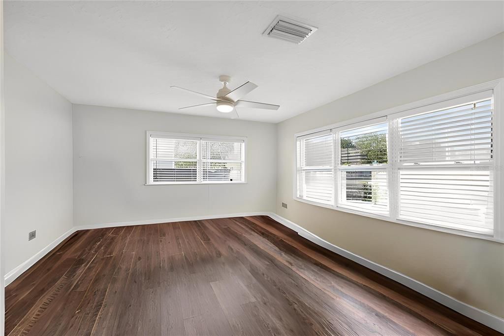 For Sale: $229,000 (2 beds, 1 baths, 816 Square Feet)