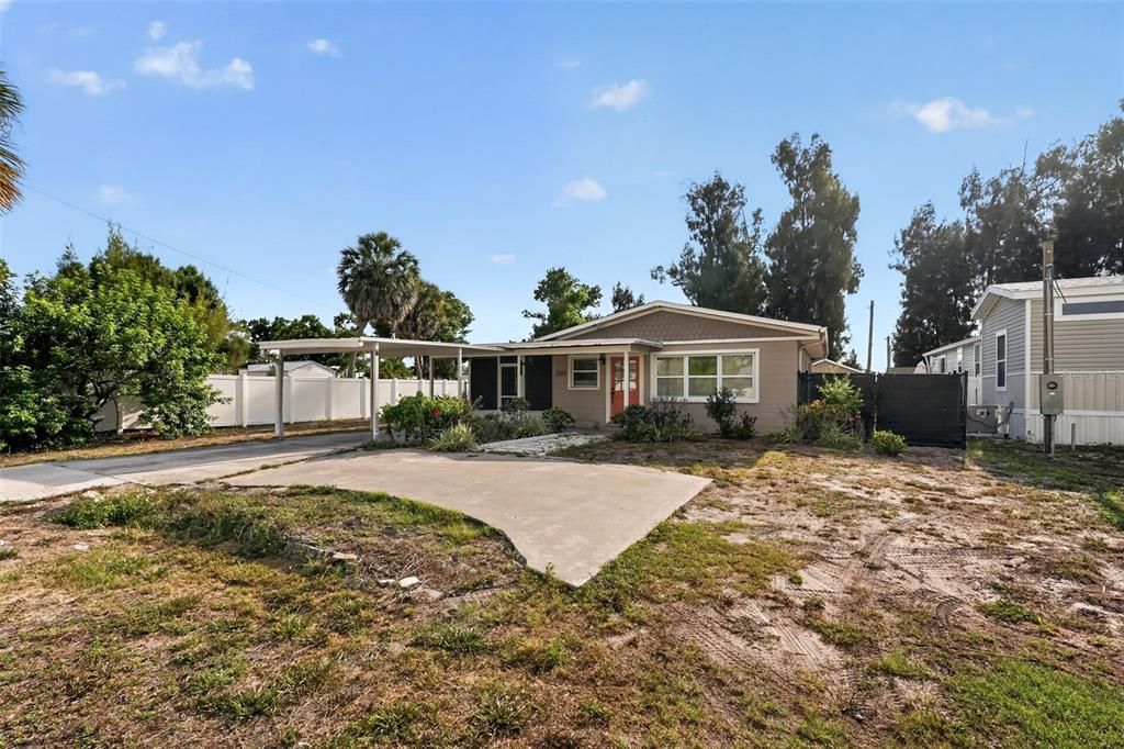 For Sale: $229,000 (2 beds, 1 baths, 816 Square Feet)