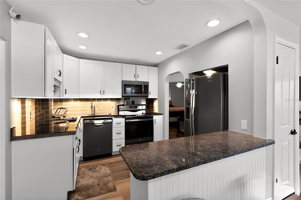 For Sale: $229,000 (2 beds, 1 baths, 816 Square Feet)