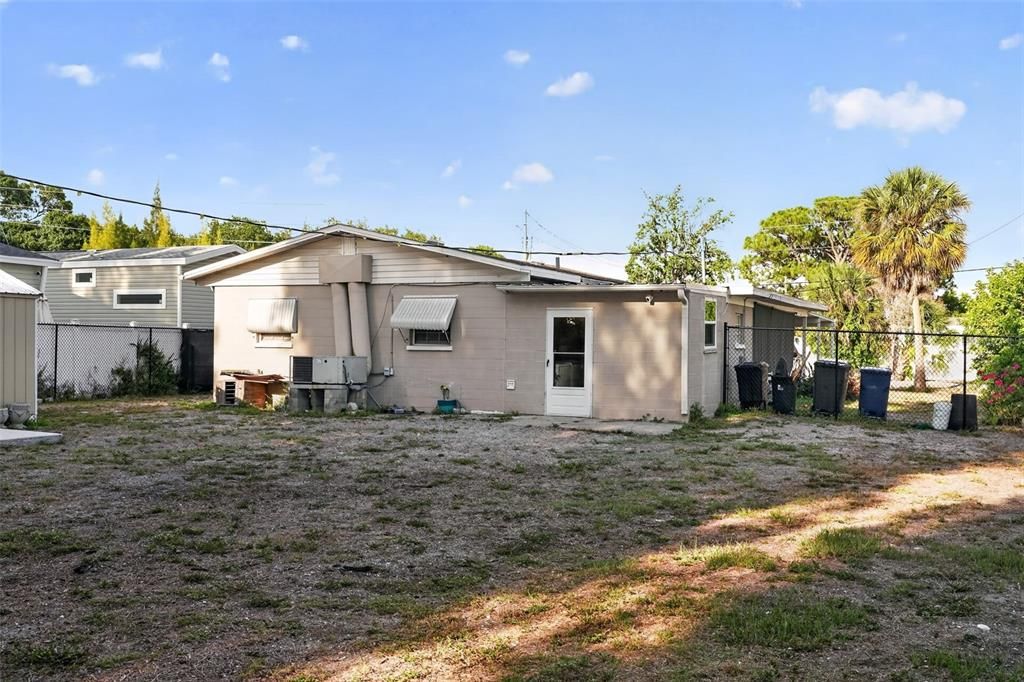 For Sale: $229,000 (2 beds, 1 baths, 816 Square Feet)