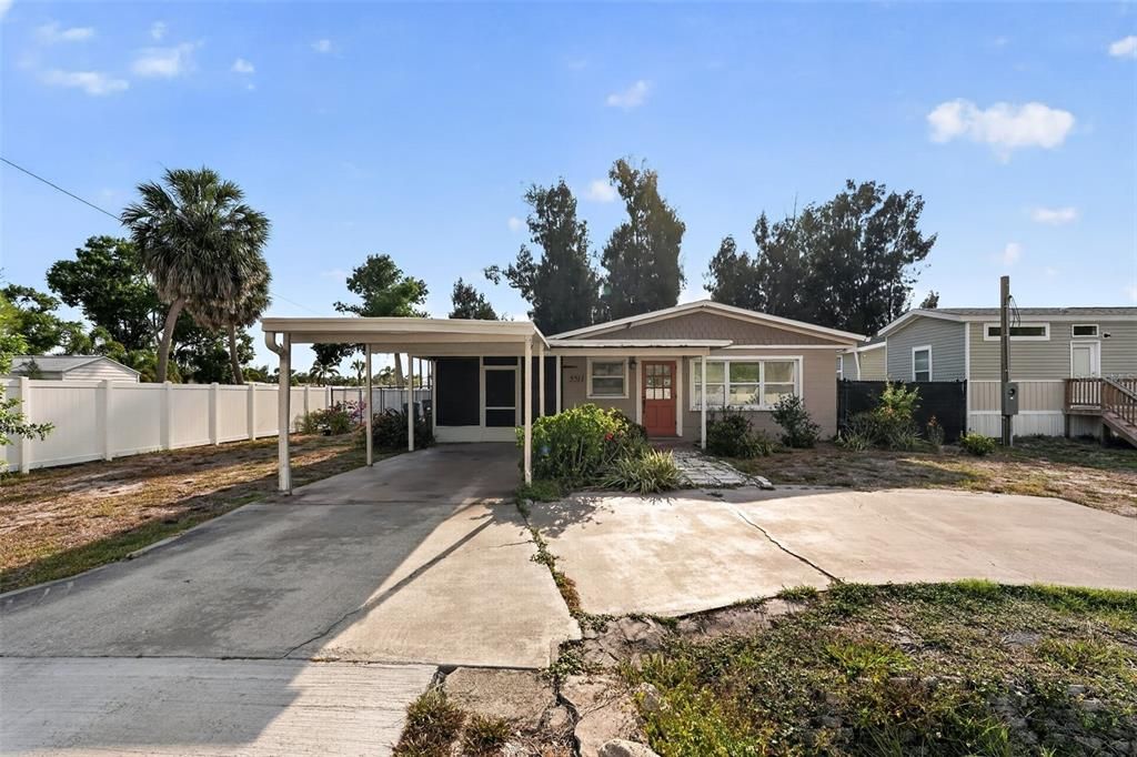 For Sale: $229,000 (2 beds, 1 baths, 816 Square Feet)