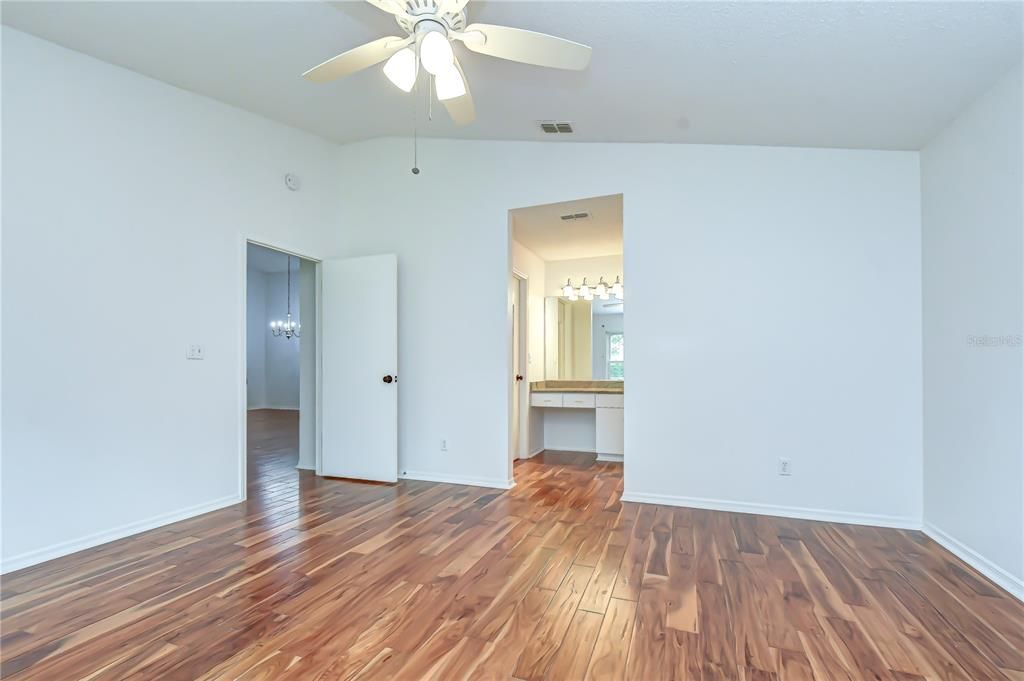 For Sale: $250,000 (2 beds, 2 baths, 1564 Square Feet)