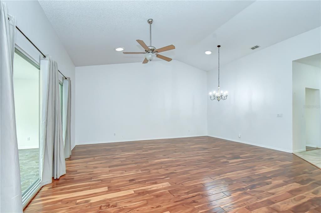 For Sale: $250,000 (2 beds, 2 baths, 1564 Square Feet)
