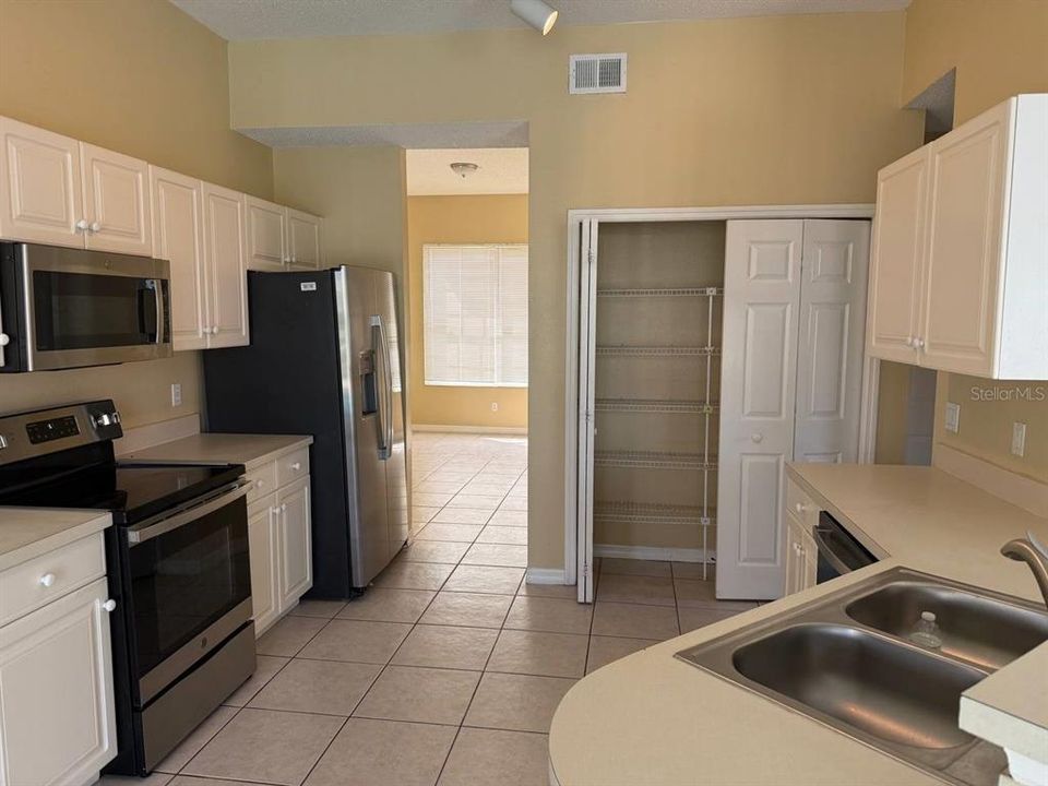 For Rent: $3,475 (6 beds, 3 baths, 3136 Square Feet)