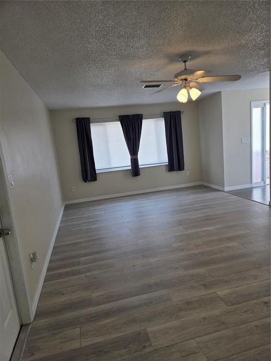 En Venta: $249,900 (4 camas, 2 baños, 1424 Pies cuadrados)