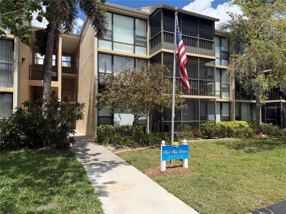 For Sale: $159,900 (2 beds, 2 baths, 940 Square Feet)