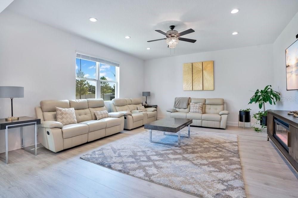 For Sale: $499,900 (4 beds, 2 baths, 2580 Square Feet)