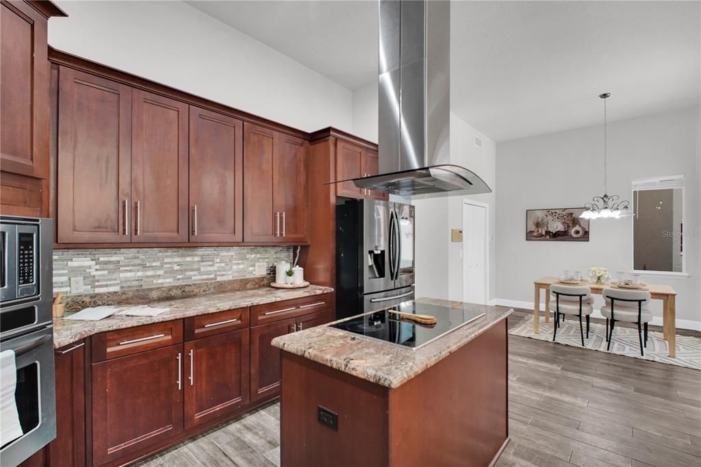 En Venta: $1,055,000 (4 camas, 3 baños, 3189 Pies cuadrados)