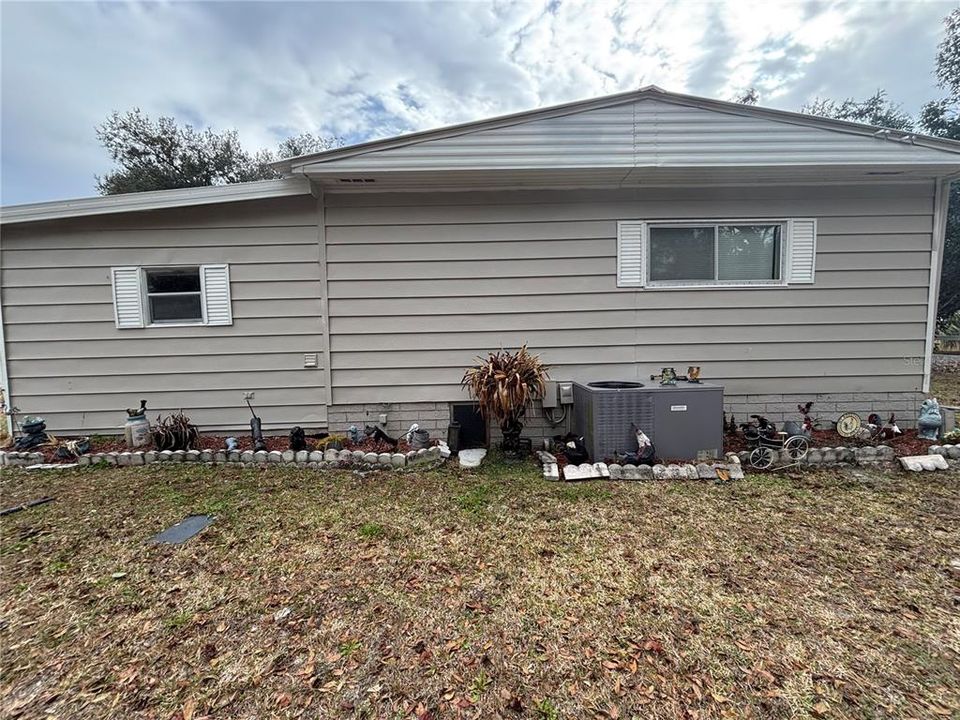 For Sale: $149,900 (2 beds, 2 baths, 1394 Square Feet)