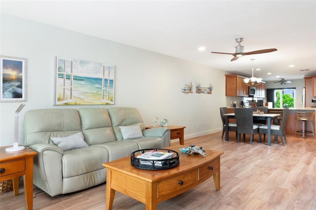 For Sale: $349,000 (2 beds, 2 baths, 1400 Square Feet)