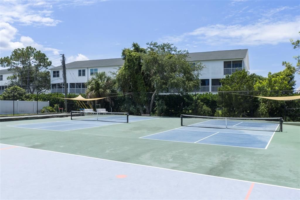 For Sale: $349,000 (2 beds, 2 baths, 1400 Square Feet)