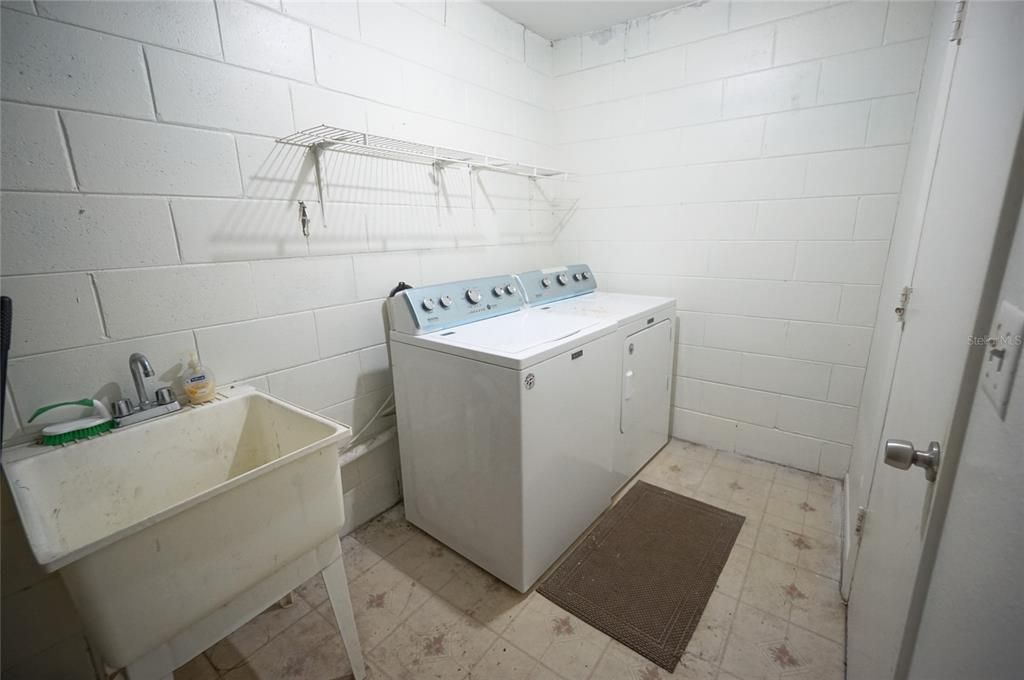 Activo con contrato: $1,900 (3 camas, 2 baños, 964 Pies cuadrados)