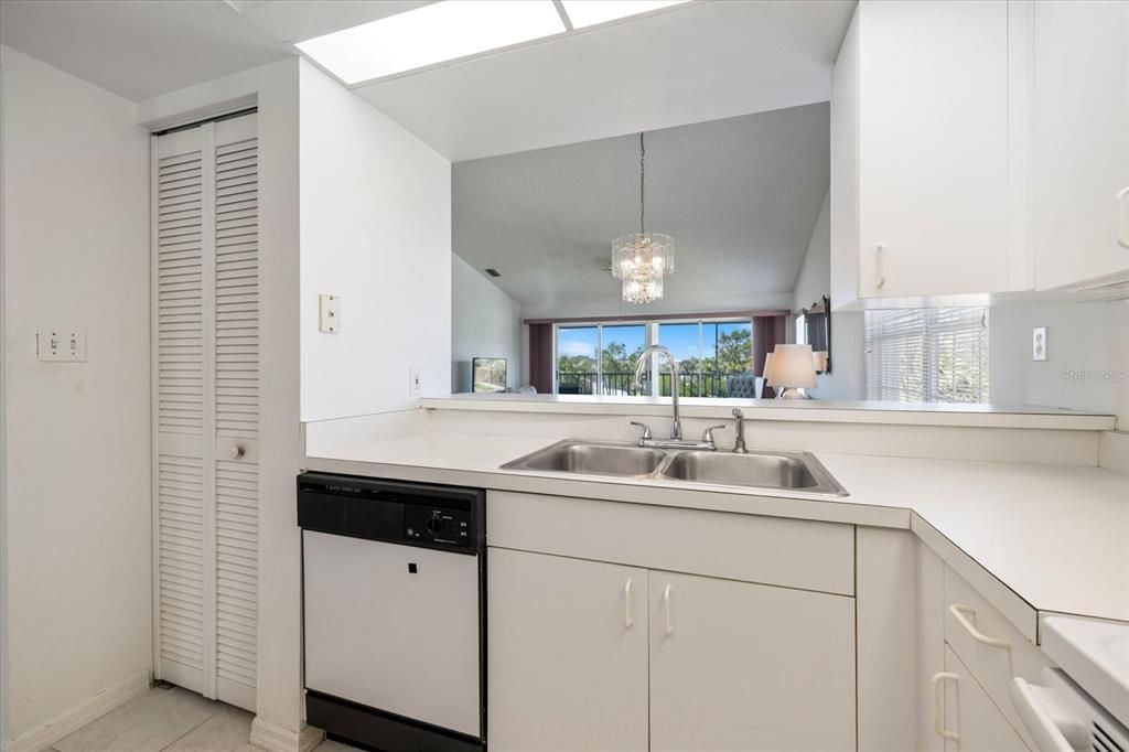 For Rent: $1,900 (2 beds, 2 baths, 1300 Square Feet)