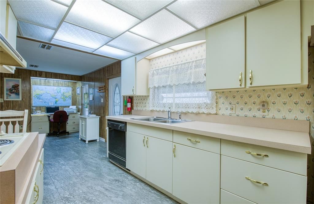 На продажу: $260,000 (2 спален, 2 ванн, 1301 Квадратных фут)