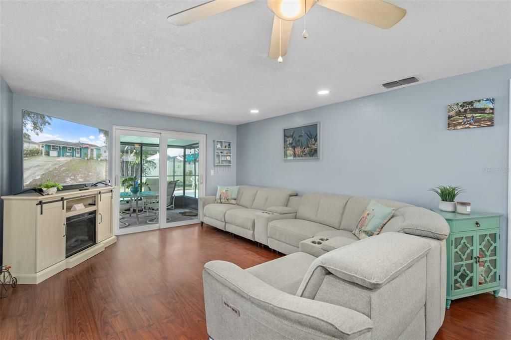 For Sale: $464,900 (3 beds, 2 baths, 1300 Square Feet)