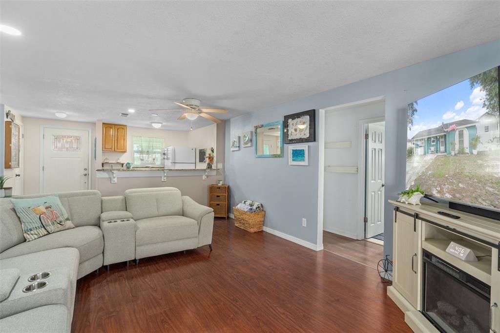 For Sale: $464,900 (3 beds, 2 baths, 1300 Square Feet)