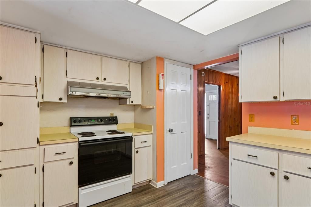 For Sale: $329,999 (3 beds, 2 baths, 2092 Square Feet)