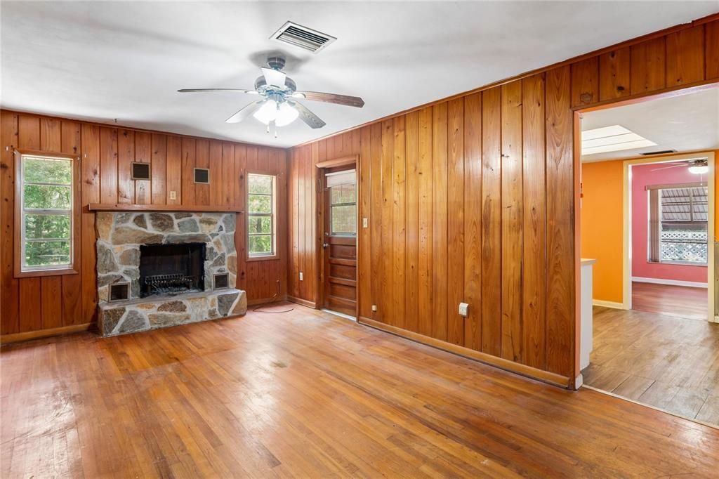 For Sale: $329,999 (3 beds, 2 baths, 2092 Square Feet)