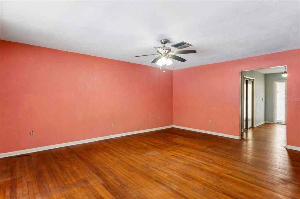 For Sale: $329,999 (3 beds, 2 baths, 2092 Square Feet)