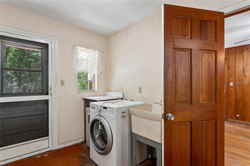 For Sale: $329,999 (3 beds, 2 baths, 2092 Square Feet)