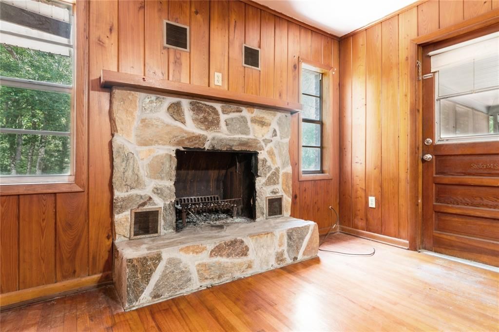 For Sale: $329,999 (3 beds, 2 baths, 2092 Square Feet)