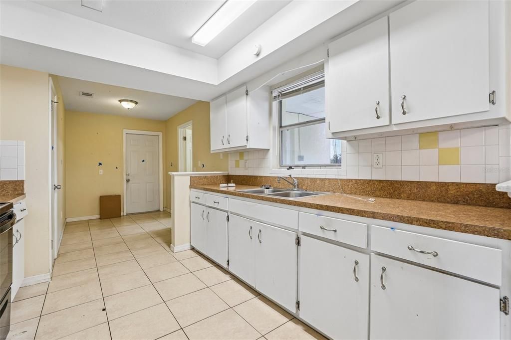 На продажу: $199,900 (3 спален, 2 ванн, 1325 Квадратных фут)