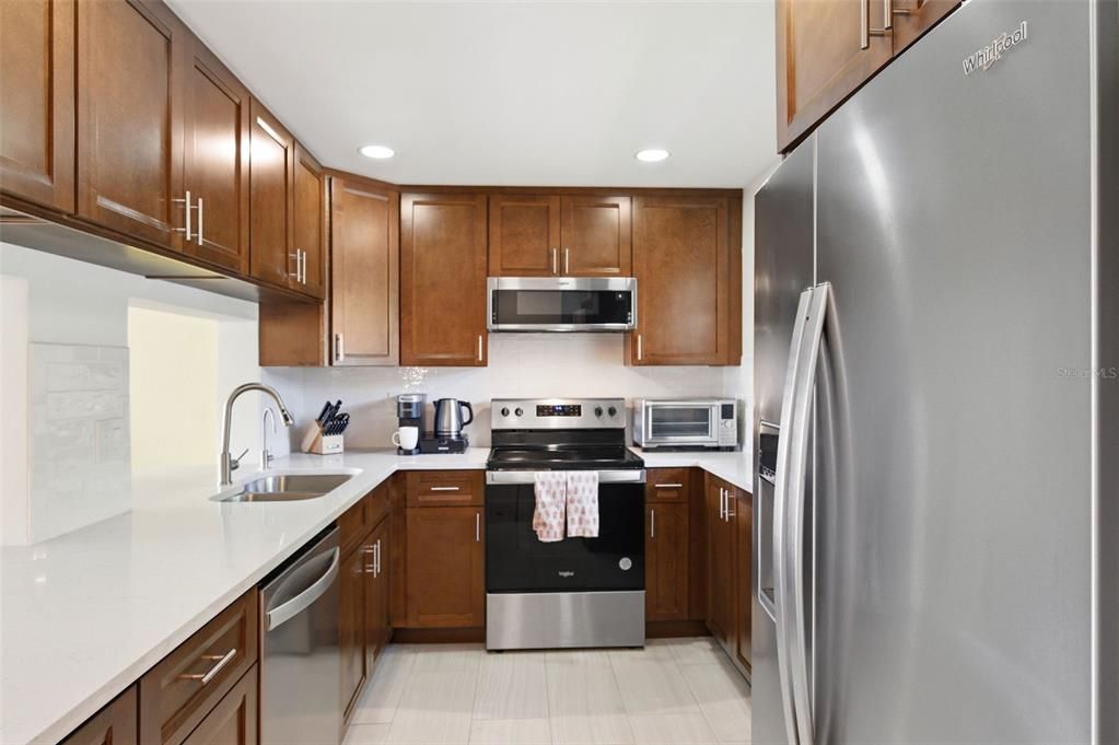 For Sale: $250,000 (2 beds, 2 baths, 1060 Square Feet)