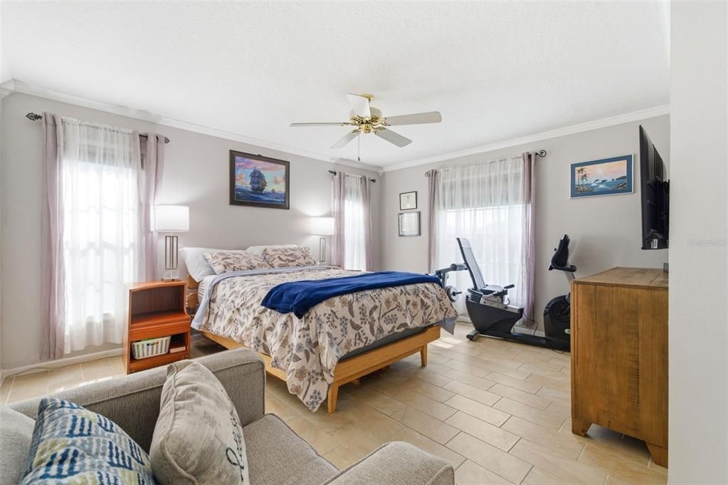 For Sale: $250,000 (2 beds, 2 baths, 1060 Square Feet)