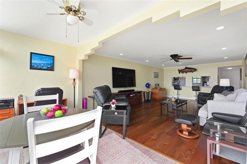 For Sale: $250,000 (2 beds, 2 baths, 1060 Square Feet)