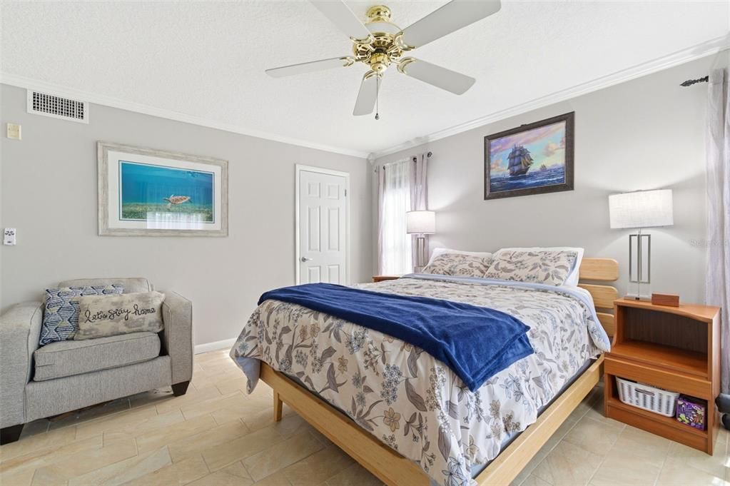 For Sale: $250,000 (2 beds, 2 baths, 1060 Square Feet)
